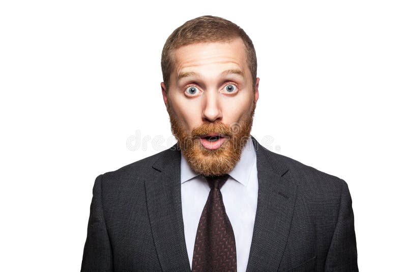 Portrait de plan rapproch? d'homme d'affaires bel choqu? avec la barbe faciale dans la position noire de costume et de regarder l photographie stock Portrait de plan rapproch? d'homme d'affaires bel choqu? avec la barbe faciale dans la position noire de costume et de regarder l photographie stock