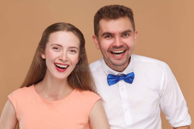 Portrait de plan rapproché d'homme bel heureux et de beau woma blond image stock Portrait de plan rapproché d'homme bel heureux et de beau woma blond image stock
