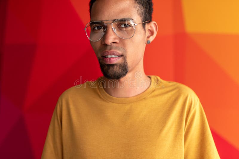 Portrait de plan rapproché d'homme de couleur au-dessus de fond coloré photos stock Portrait de plan rapproché d'homme de couleur au-dessus de fond coloré photos stock
