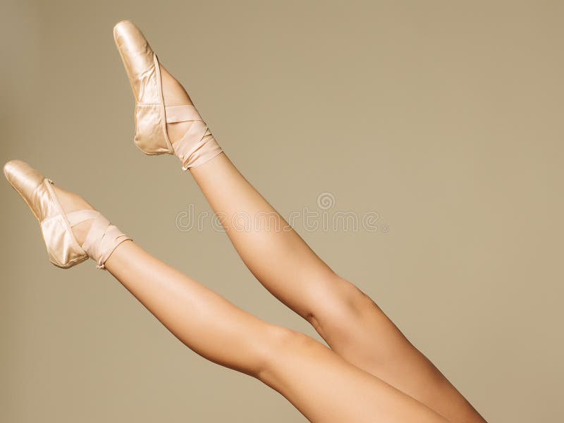 Portrait de plan rapproché d'un danseur dans des chaussures de ballet dansant dans Pointe photo libre de droits Portrait de plan rapproché d'un danseur dans des chaussures de ballet dansant dans Pointe photo libre de droits