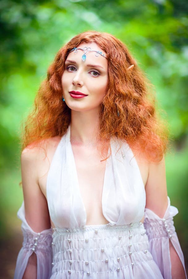 Portrait de plan rapproché d'une belle femme rousse d'elfe image libre de droits Portrait de plan rapproché d'une belle femme rousse d'elfe image libre de droits