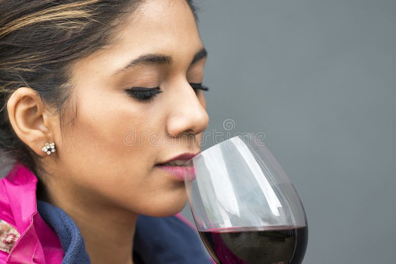Portrait de plan rapproché de belle femme avec le verre de vin rouge images stock Portrait de plan rapproché de belle femme avec le verre de vin rouge images stock