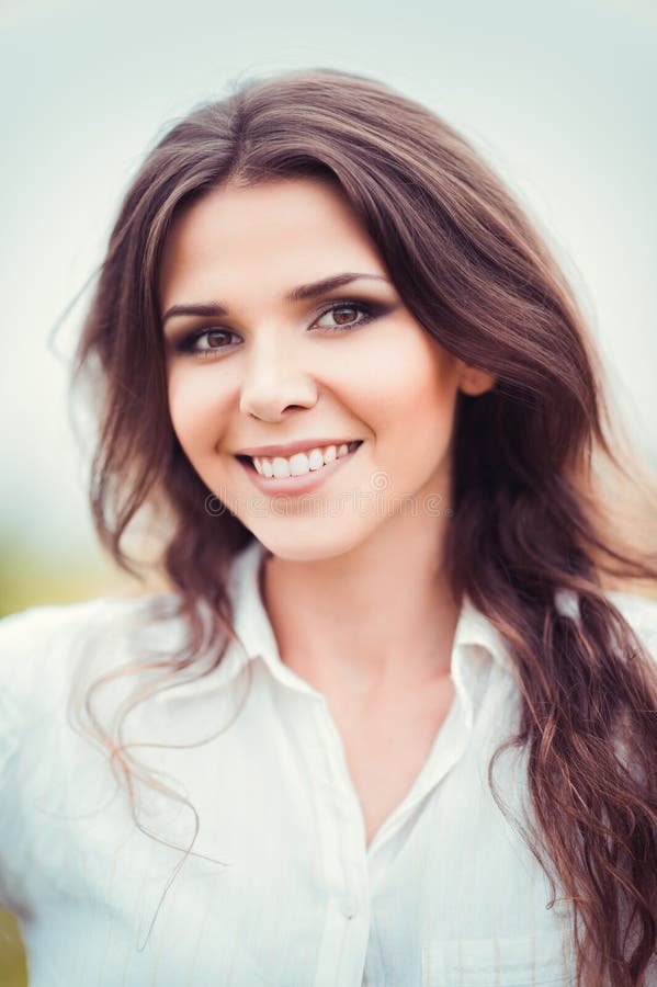 Portrait de plan rapproché de belle jeune femme de sourire heureuse photos libres de droits Portrait de plan rapproché de belle jeune femme de sourire heureuse photos libres de droits