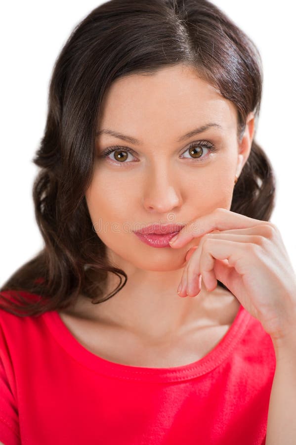 Portrait de plan rapproché de femme avec du charme regardant l'appareil-photo photographie stock libre de droits Portrait de plan rapproché de femme avec du charme regardant l'appareil-photo photographie stock libre de droits