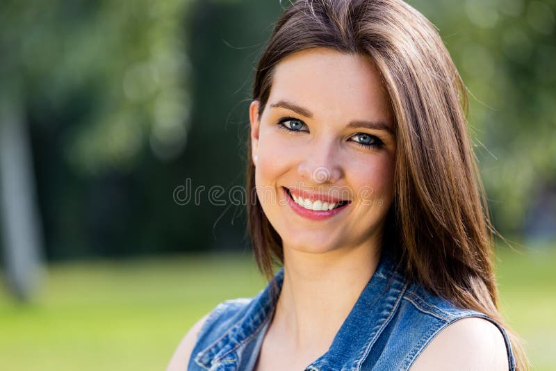 Portrait de plan rapproché de jeune femme mignonne en parc photos stock Portrait de plan rapproché de jeune femme mignonne en parc photos stock