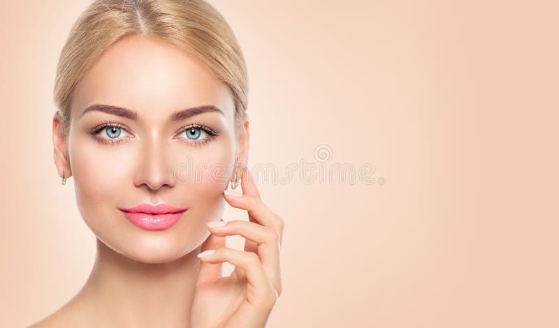 Portrait de plan rapproché de visage de femme de beauté photos stock