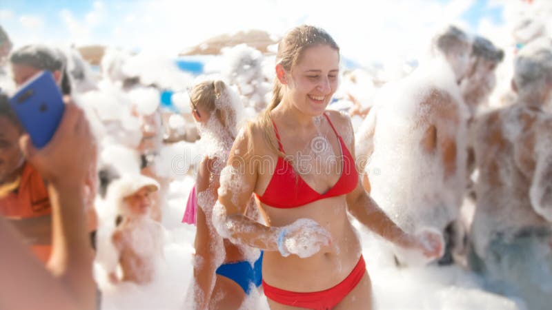 Portrait de plan rapproché de jeune femme de sourire gaie dans la danse rouge de bikini sur la plage de mer Fille ayant l'amuseme photos stock Portrait de plan rapproché de jeune femme de sourire gaie dans la danse rouge de bikini sur la plage de mer Fille ayant l'amuseme photos stock