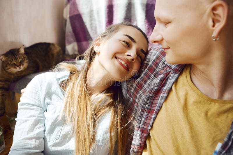 Portrait de plan rapproché de jeunes couples amoureux tendres se reposant sur le plancher, fille se trouvant sur l'épaule de son photo stock Portrait de plan rapproché de jeunes couples amoureux tendres se reposant sur le plancher, fille se trouvant sur l'épaule de son photo stock