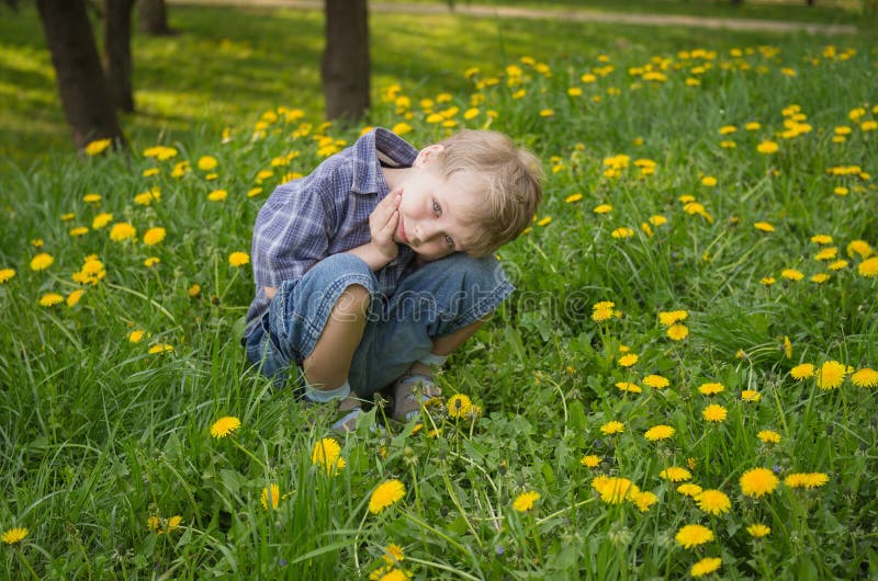 Portrait de plan rapproché de petit garçon drôle mignon photos stock Portrait de plan rapproché de petit garçon drôle mignon photos stock