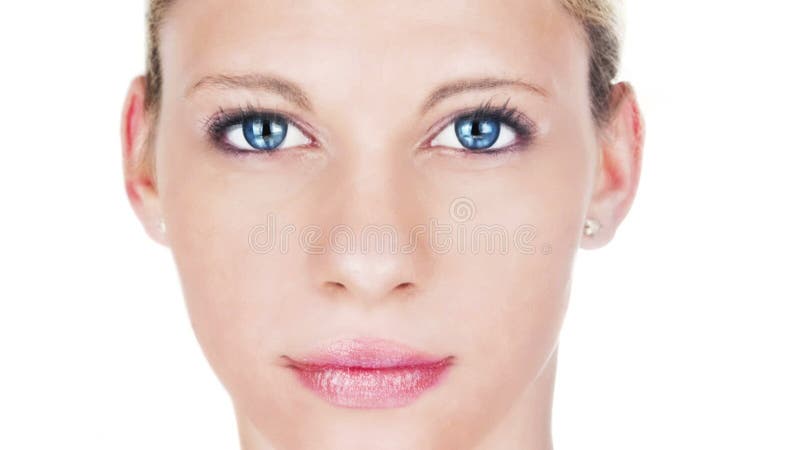 Portrait de processus vieillissant de belle femme Modèle femelle avec le rouge à lèvres rose avec la peau vieillissante et les ri