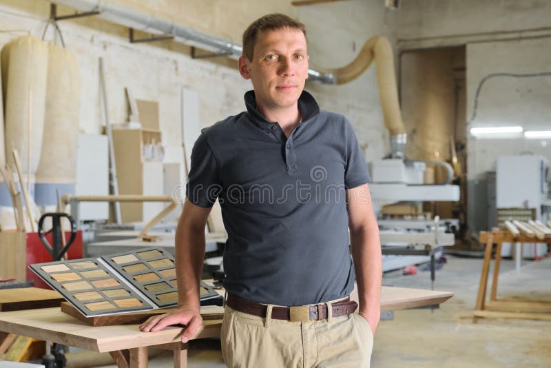Portrait de propriétaire masculin de sourire d'atelier industriel de travail du bois de petite entreprise, homme regardant la cam photographie stock Portrait de propriétaire masculin de sourire d'atelier industriel de travail du bois de petite entreprise, homme regardant la cam photographie stock