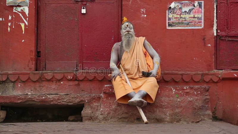 Portrait de prêtre indou se reposant à la rue à Varanasi