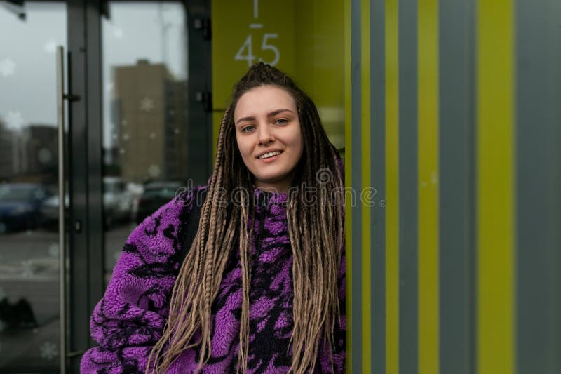Portrait de rue d'une jeune femme percée et cadenas africains photo libre de droits