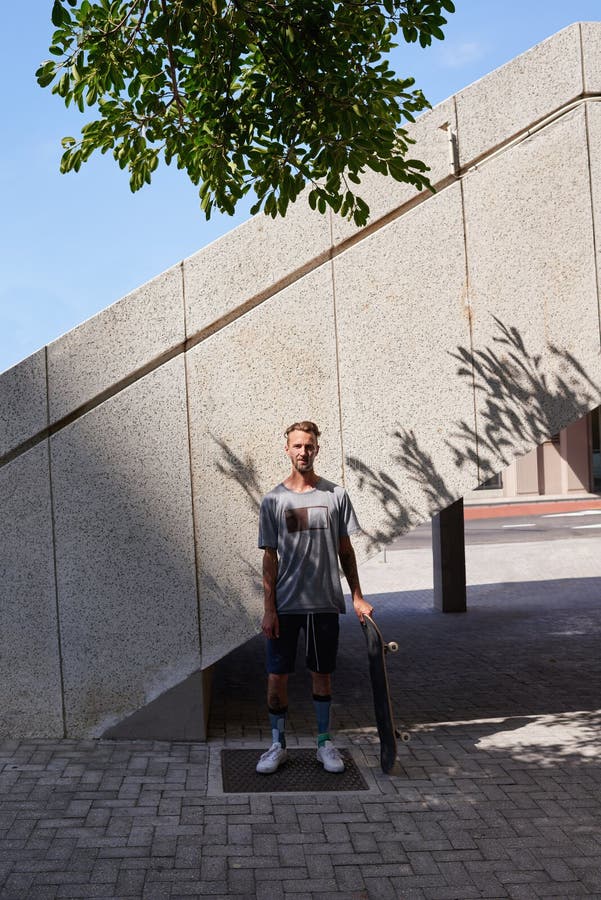 Portrait de skateboard et urbain avec homme en ville pour la culture sports extrêmes et tour à tour. Salle de fitness hobby et rue photos libres de droits