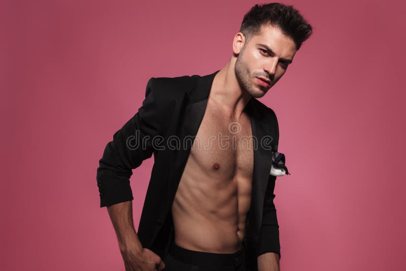 Portrait de smoking noir défait par wearin beau sûr d'homme photographie stock Portrait de smoking noir défait par wearin beau sûr d'homme photographie stock