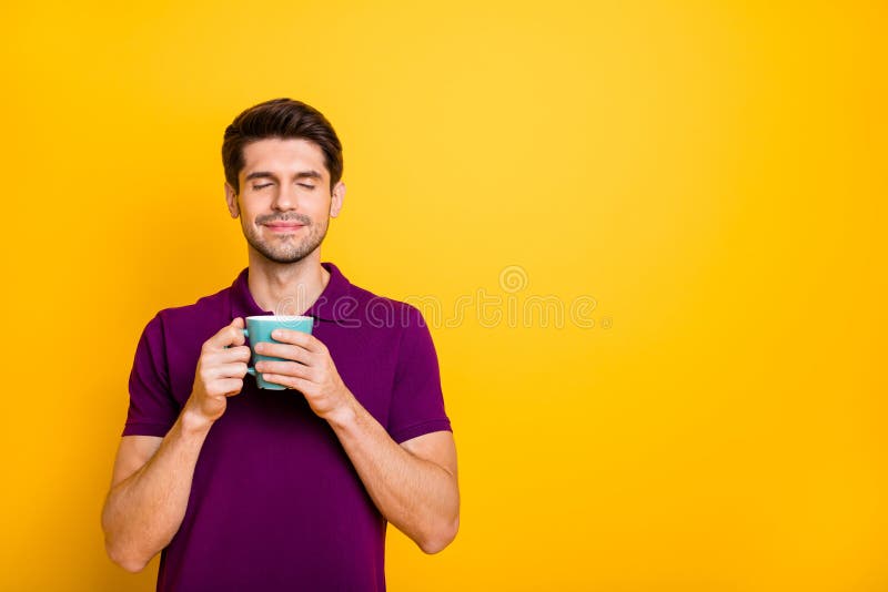 Portrait de son joli joli homme rêveur paisible sentant bon expresso parfum matinal isolé au-dessus de vive éclatante photo libre de droits Portrait de son joli joli homme rêveur paisible sentant bon expresso parfum matinal isolé au-dessus de vive éclatante photo libre de droits