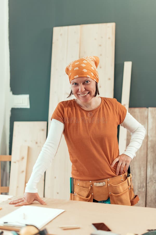 Portrait de sourire de charpentier féminin indépendant images stock Portrait de sourire de charpentier féminin indépendant images stock