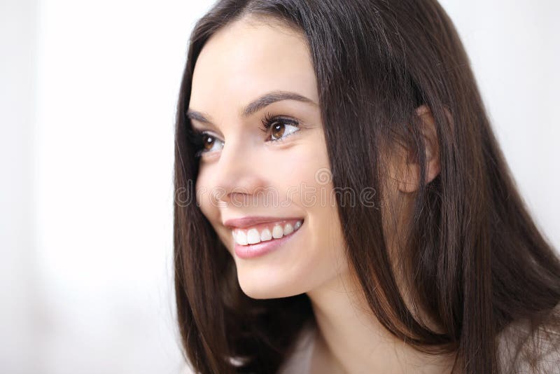 Portrait de sourire de femme dans le regard de profil, d'isolement sur le blanc photographie stock Portrait de sourire de femme dans le regard de profil, d'isolement sur le blanc photographie stock