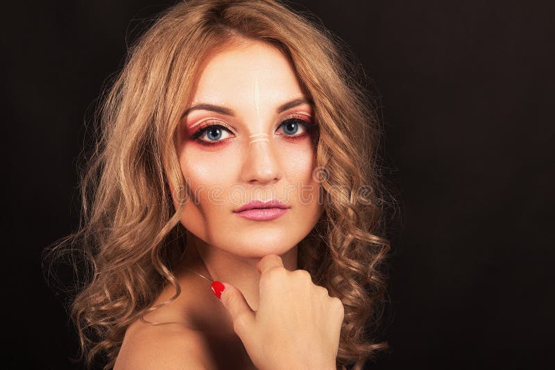 Portrait de studio Belle fille avec le maquillage de soirée sur un fond noir image libre de droits Portrait de studio Belle fille avec le maquillage de soirée sur un fond noir image libre de droits