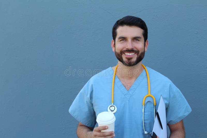 Portrait de studio de fond de docteur Leaning Against Blue photos libres de droits Portrait de studio de fond de docteur Leaning Against Blue photos libres de droits