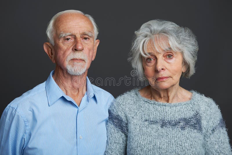 Portrait de studio des couples supérieurs sérieux photos stock Portrait de studio des couples supérieurs sérieux photos stock