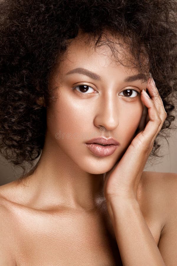Portrait de studio de mode de belle femme d'afro-américain photographie stock Portrait de studio de mode de belle femme d'afro-américain photographie stock