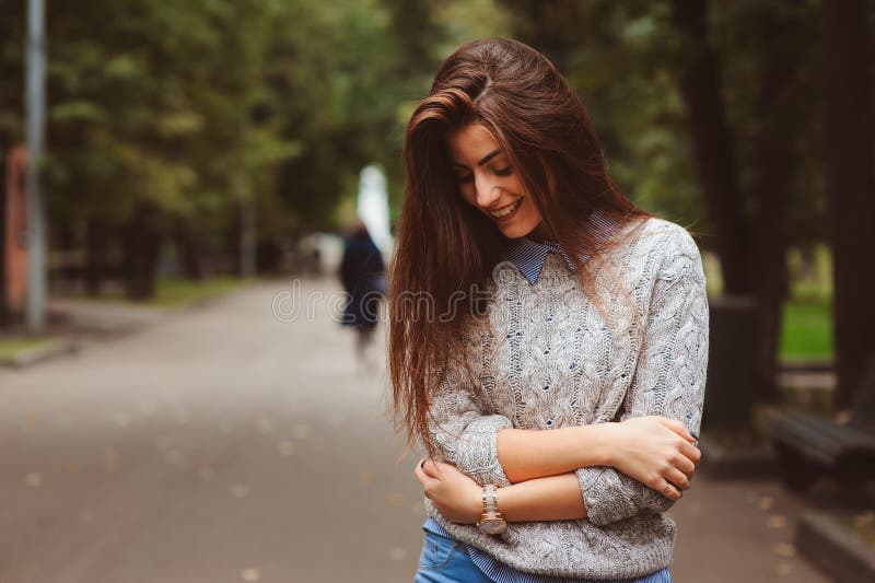Portrait de style de rue de la jeune belle fille heureuse marchant dans la ville d'automne photographie stock libre de droits Portrait de style de rue de la jeune belle fille heureuse marchant dans la ville d'automne photographie stock libre de droits