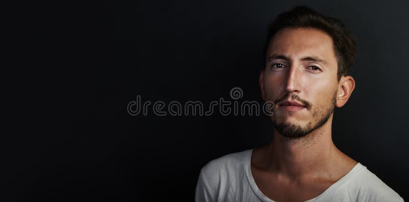 Portrait de T-shirt blanc de port de jeune homme mignon images stock Portrait de T-shirt blanc de port de jeune homme mignon images stock
