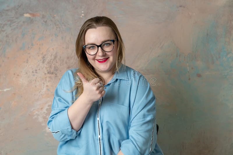 Portrait de taille plus attrayante dans la femme en verre ayant le positif, la joie et la surprise d'émotions d'isolement au-dess image stock Portrait de taille plus attrayante dans la femme en verre ayant le positif, la joie et la surprise d'émotions d'isolement au-dess image stock