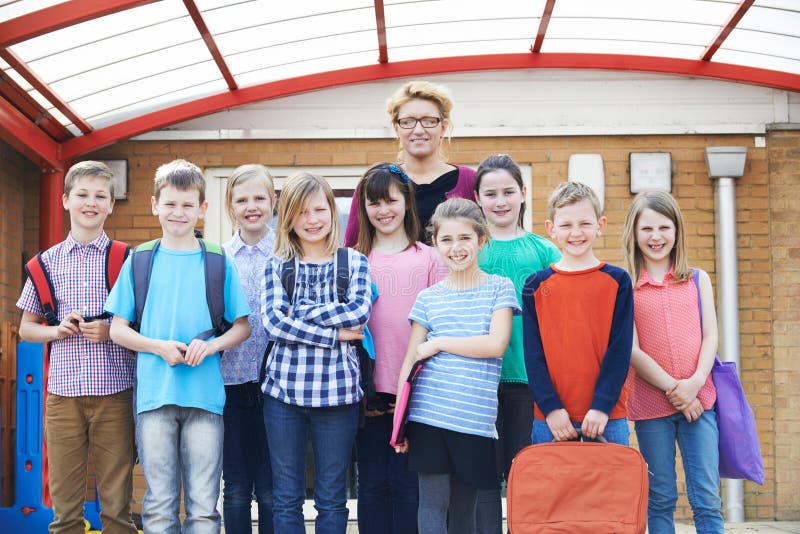 Portrait de terrain de jeu de With Pupils In de professeur photo stock Portrait de terrain de jeu de With Pupils In de professeur photo stock
