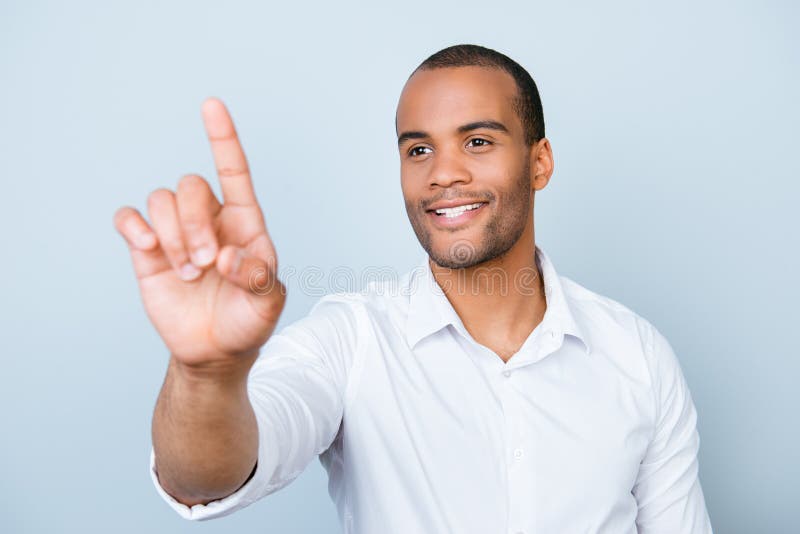 Portrait de tou américain réussi de sourire d'entrepreneur de mulâtre images stock Portrait de tou américain réussi de sourire d'entrepreneur de mulâtre images stock