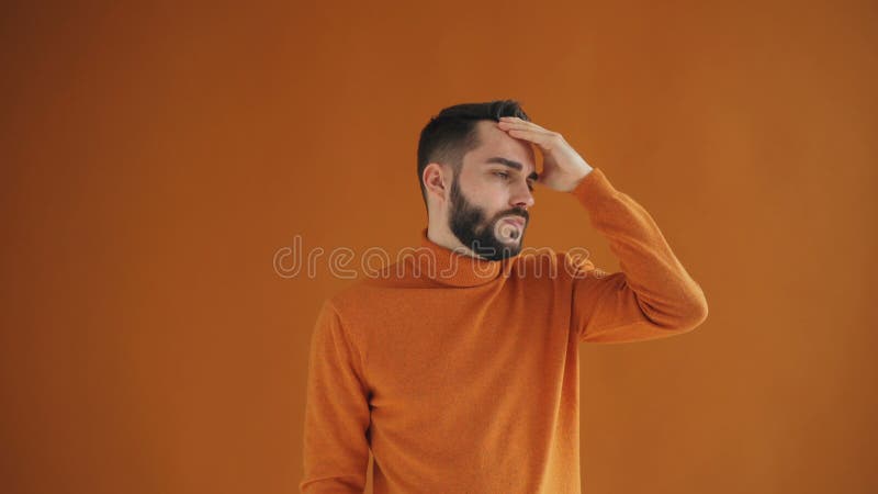 Portrait de type malheureux souffrant du mal de tête touchant le sentiment principal de visage mauvais banque de vidéos