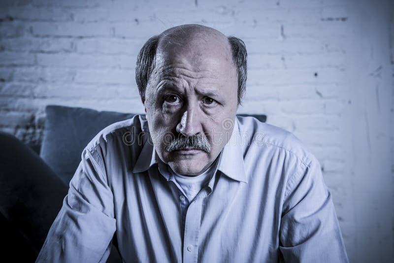 Portrait de vieil homme mûr supérieur sur son à la maison seul divan 60s photos libres de droits Portrait de vieil homme mûr supérieur sur son à la maison seul divan 60s photos libres de droits