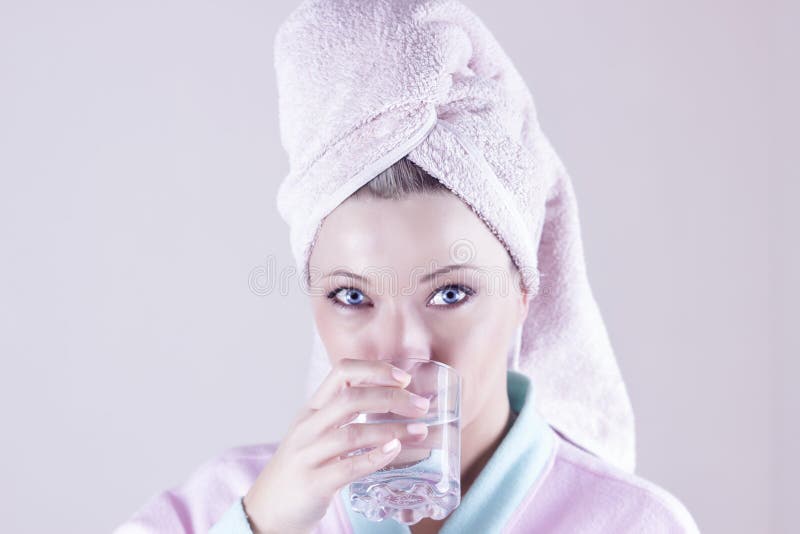 Portrait de visage d'eau potable de femme Fille de sourire Portrait images libres de droits Portrait de visage d'eau potable de femme Fille de sourire Portrait images libres de droits