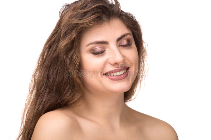 Portrait de visage de femme de beaut? avec la peau propre sensible parfaite et les cheveux boucl?s l?ches Mod?le avec les yeux fe photos stock Portrait de visage de femme de beaut? avec la peau propre sensible parfaite et les cheveux boucl?s l?ches Mod?le avec les yeux fe photos stock