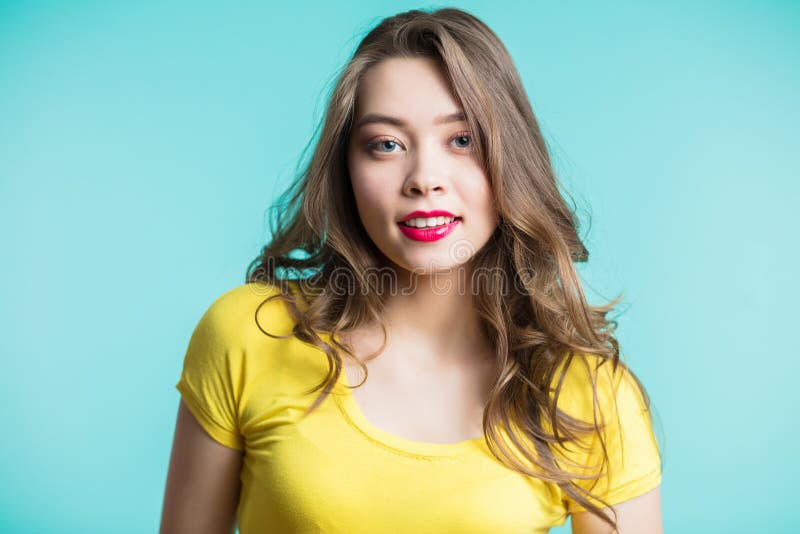 Portrait de visage de femme de beaut? Belle fille de mod?le de station thermale avec la peau propre fra?che parfaite Appareil-pho photo stock Portrait de visage de femme de beaut? Belle fille de mod?le de station thermale avec la peau propre fra?che parfaite Appareil-pho photo stock