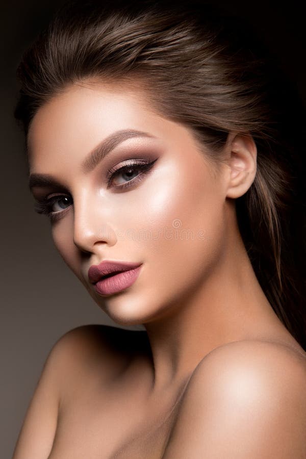Portrait de visage de femme de beauté Beau Girl modèle avec la peau propre fraîche parfaite photo libre de droits
