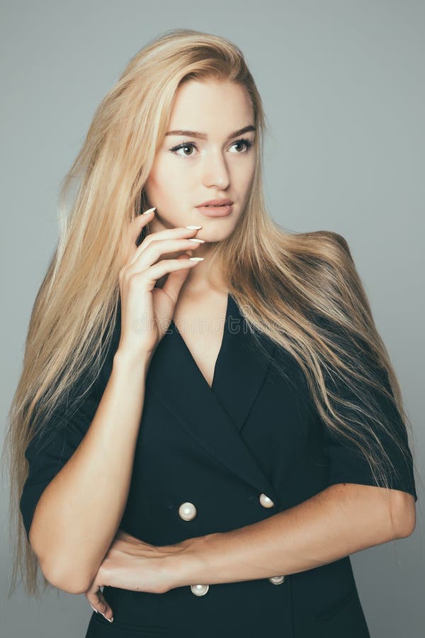 Portrait de visage de femme de beauté Beau modèle Appareil-photo de regard femelle blond et sourire sur le fond gris photographie stock libre de droits Portrait de visage de femme de beauté Beau modèle Appareil-photo de regard femelle blond et sourire sur le fond gris photographie stock libre de droits