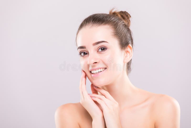 Portrait de visage de femme de beauté Belle fille de modèle de station thermale avec la peau propre fraîche parfaite Appareil-pho photographie stock libre de droits Portrait de visage de femme de beauté Belle fille de modèle de station thermale avec la peau propre fraîche parfaite Appareil-pho photographie stock libre de droits