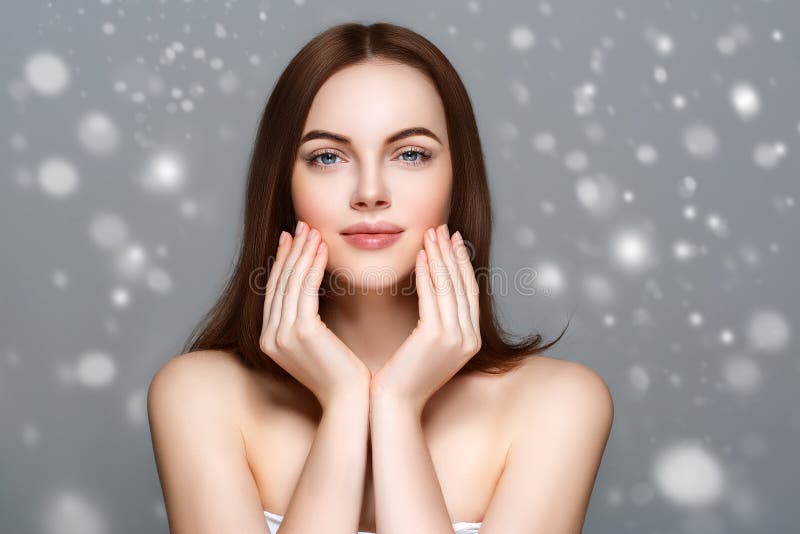 Portrait de visage de neige d'hiver de femme de beauté Belle fille de modèle de station thermale photo libre de droits