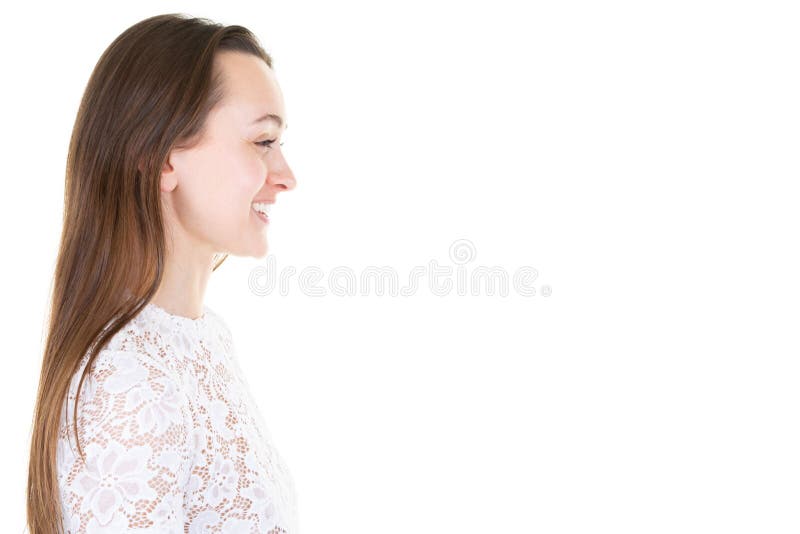 Portrait de vue de côté de belle jeune femme dans le T-shirt blanc de mode d'isolement sur le fond blanc photos libres de droits Portrait de vue de côté de belle jeune femme dans le T-shirt blanc de mode d'isolement sur le fond blanc photos libres de droits