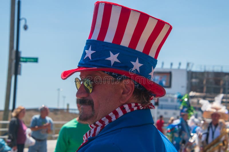 Portrait de vue de côté d'un homme utilisant un chapeau supérieur blanc de drapeau et bleu rouge américain et une veste bleue photos stock Portrait de vue de côté d'un homme utilisant un chapeau supérieur blanc de drapeau et bleu rouge américain et une veste bleue photos stock