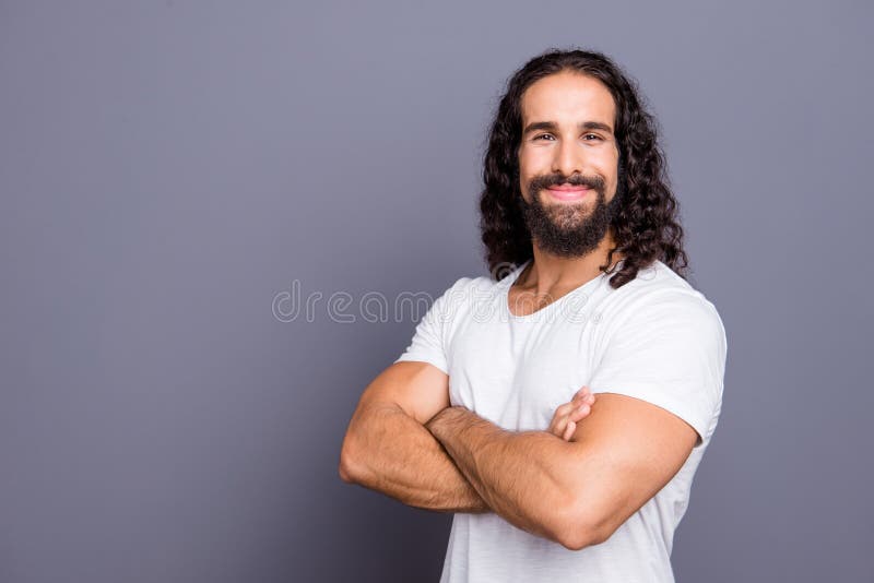 Portrait de vue de côté de profil à lui il gentil type aux cheveux ondulés gai fort folâtre attirant bien-toiletté a plié des bra image libre de droits Portrait de vue de côté de profil à lui il gentil type aux cheveux ondulés gai fort folâtre attirant bien-toiletté a plié des bra image libre de droits