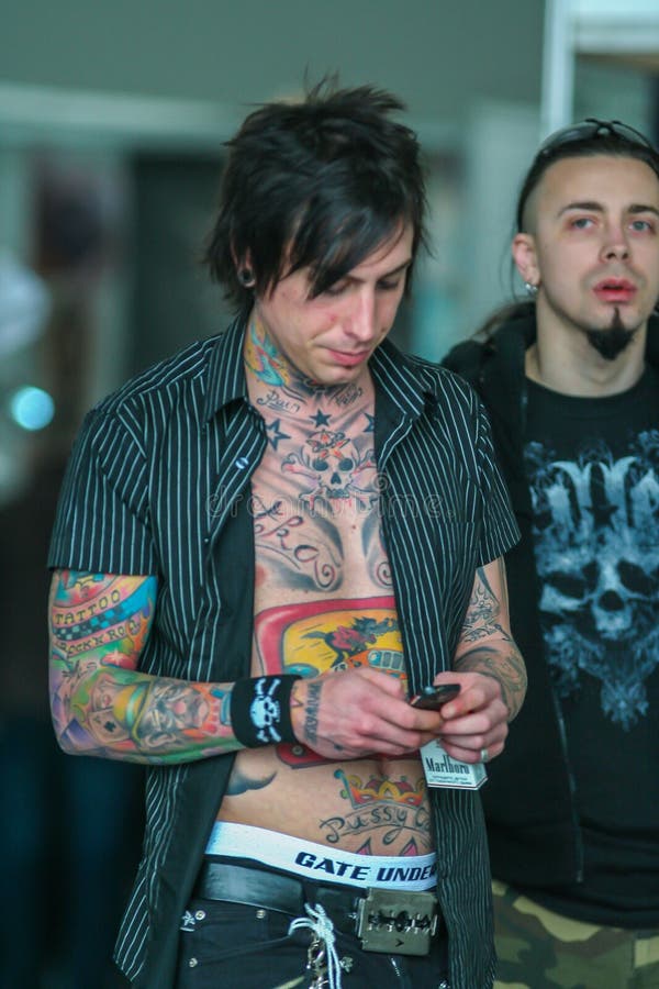 Portrait de vue de partie ant?rieure de la position mod?le de tatouage dans le salon Int?rieur de salon de tatouage photographie stock libre de droits Portrait de vue de partie ant?rieure de la position mod?le de tatouage dans le salon Int?rieur de salon de tatouage photographie stock libre de droits