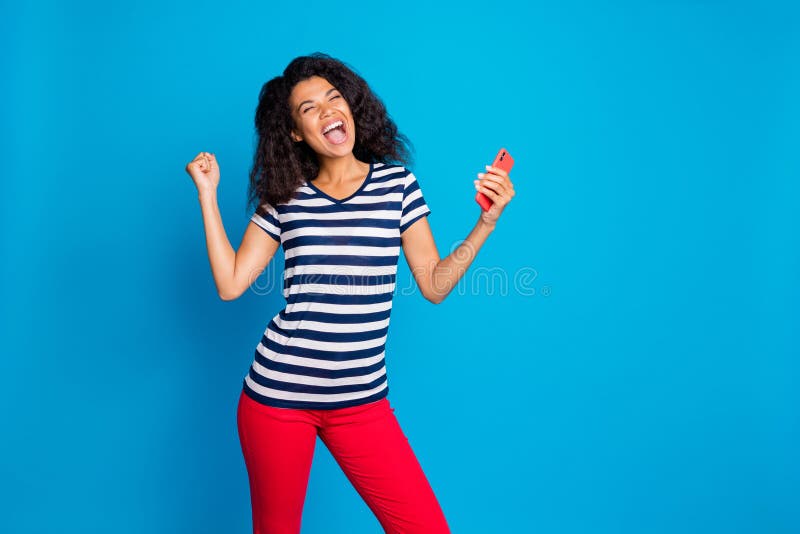 Duplikere fragment gødning Portrait of Delighted Mulatto Girl Hold Cellphone Read Social Network News  Got Like Jackpot Victory Raise Fists Scream Stock Image - Image of  beautiful, cellphone: 163817485