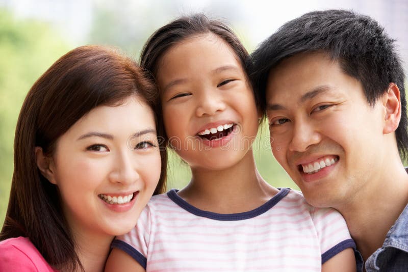 Portrait der chinesischen Familie mit Tochter im Park lizenzfreies stockbild Portrait der chinesischen Familie mit Tochter im Park lizenzfreies stockbild