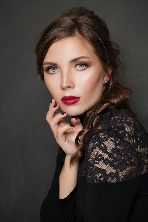 Portrait der eleganten Frau Schönes weibliches Gesicht mit rotem Lippenmake-up auf schwarzem Hintergrund lizenzfreies stockfoto Portrait der eleganten Frau Schönes weibliches Gesicht mit rotem Lippenmake-up auf schwarzem Hintergrund lizenzfreies stockfoto