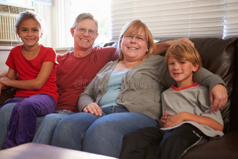 Portrait der glücklichen Familie zusammen sitzend auf Sofa stockfoto Portrait der glücklichen Familie zusammen sitzend auf Sofa stockfoto