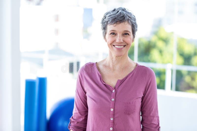 Portrait der glücklichen fälligen Frau stockfotografie Portrait der glücklichen fälligen Frau stockfotografie