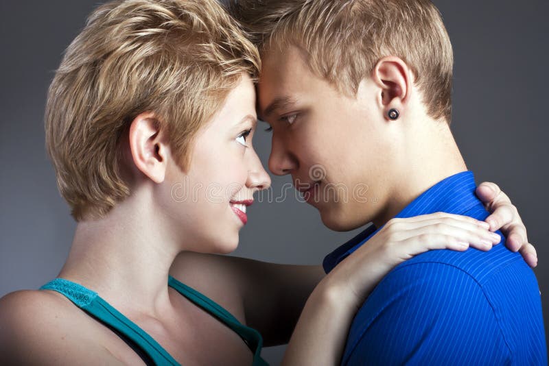 Portrait der glücklichen schönen Paare lizenzfreie stockfotografie Portrait der glücklichen schönen Paare lizenzfreie stockfotografie